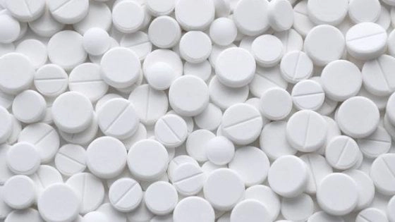 multe pastile albe de aspirină