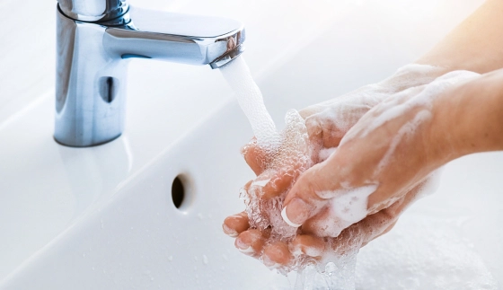 o persoană care se spală pe mâini