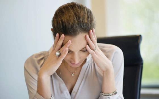 femeie stresată la birou