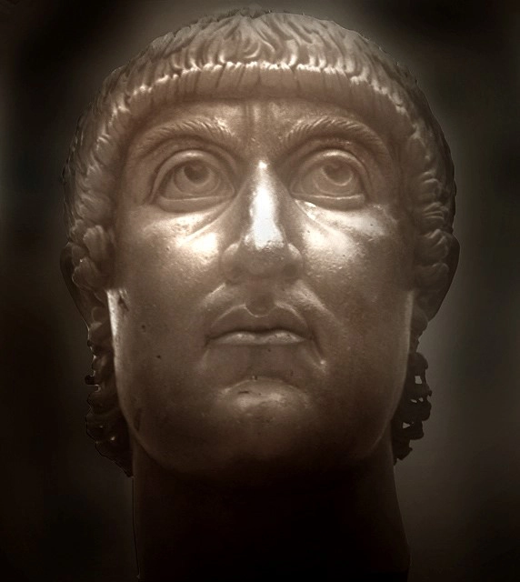 o imagine cu o sculptura care il reprezinta pe imparatul Constantin cel Mare