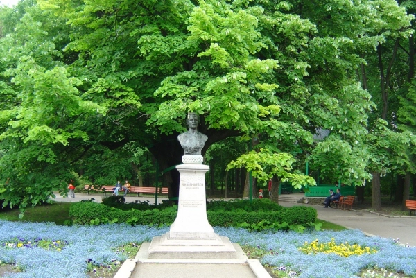 Bustul lui Mihai Eminescu din parcul Copou