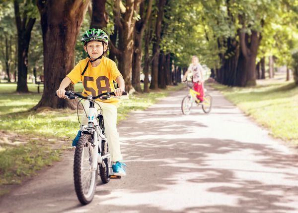 baiat cu bluza galbena pe bicicleta