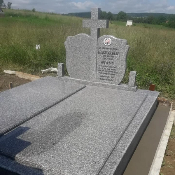 mormantul unei persoane in cimitir