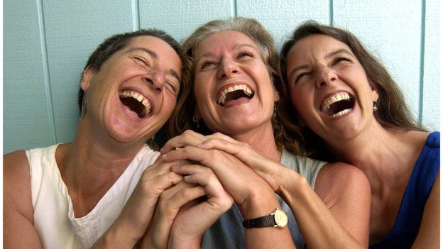 trei femei care râd