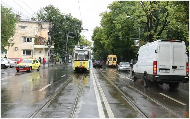 autovehicule si tramvai pe strazile din copou