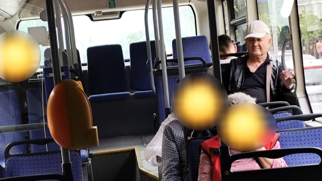 Gest șocant într-o stație de autobuz din Iași! Un copil de 6 ani a fost abordat de un bătrân, chiar sub ochii mamei sale: „L-a strâns de fund și zâmbea”
