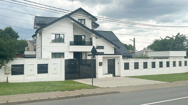Aceasta este vila din Iași unde copiii primarului Mihai Chirica își petrec vacanța de vară. Casa ce depășește 1 milion de euro atrage toate privirile: „Vom petrece în curte”
