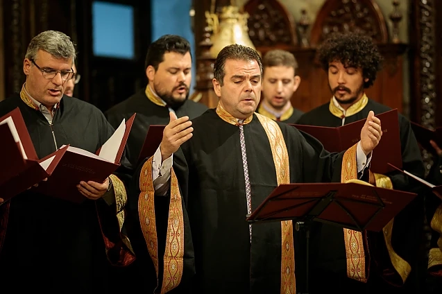 μια φωτογραφία μερικών ανθρώπων που παίζουν βυζαντινή μουσική