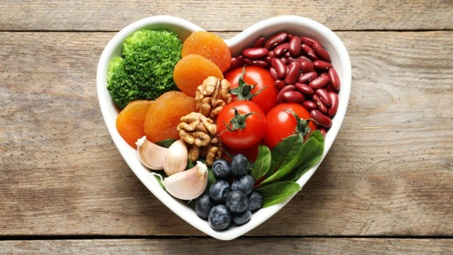 fructe și legume într-un bol în formă de inimă