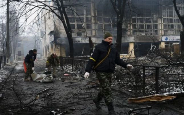 cartier dintr-un oras al Ucrainei , imagine de dupa bombardamente, barbat