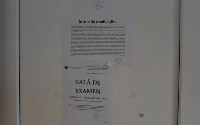 Afis pe care scrie “Sala de examen”, lipit pe usa