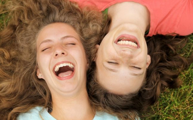 două femei care râd