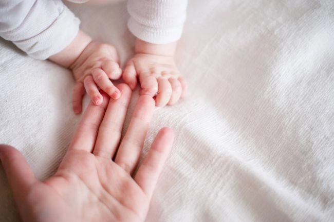 mainile mamei cu a bebelusului