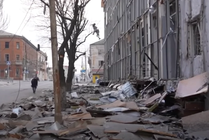 strazi distruse in urma bombardamentelor din Donețk