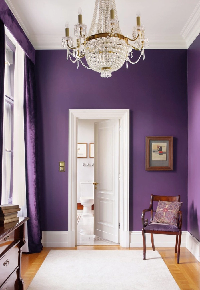 interiorul unei case in nuanta magenta