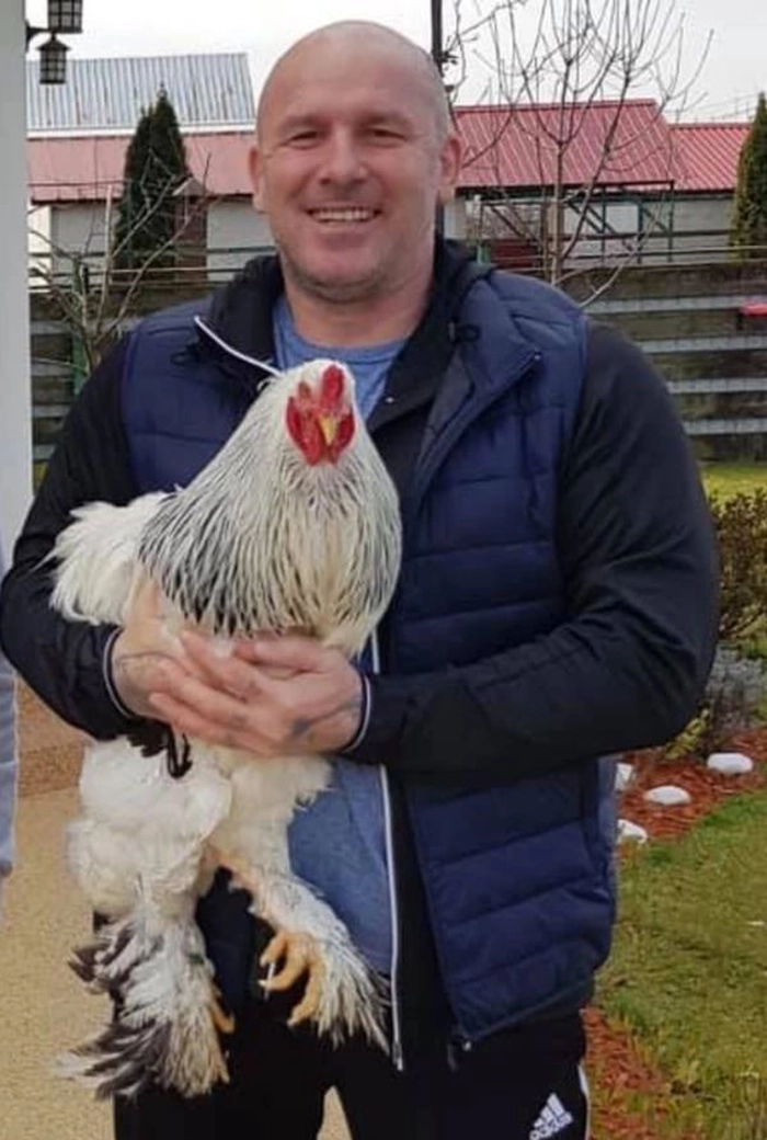 Cătălin Zmărăndescu cu o gaina in brate
