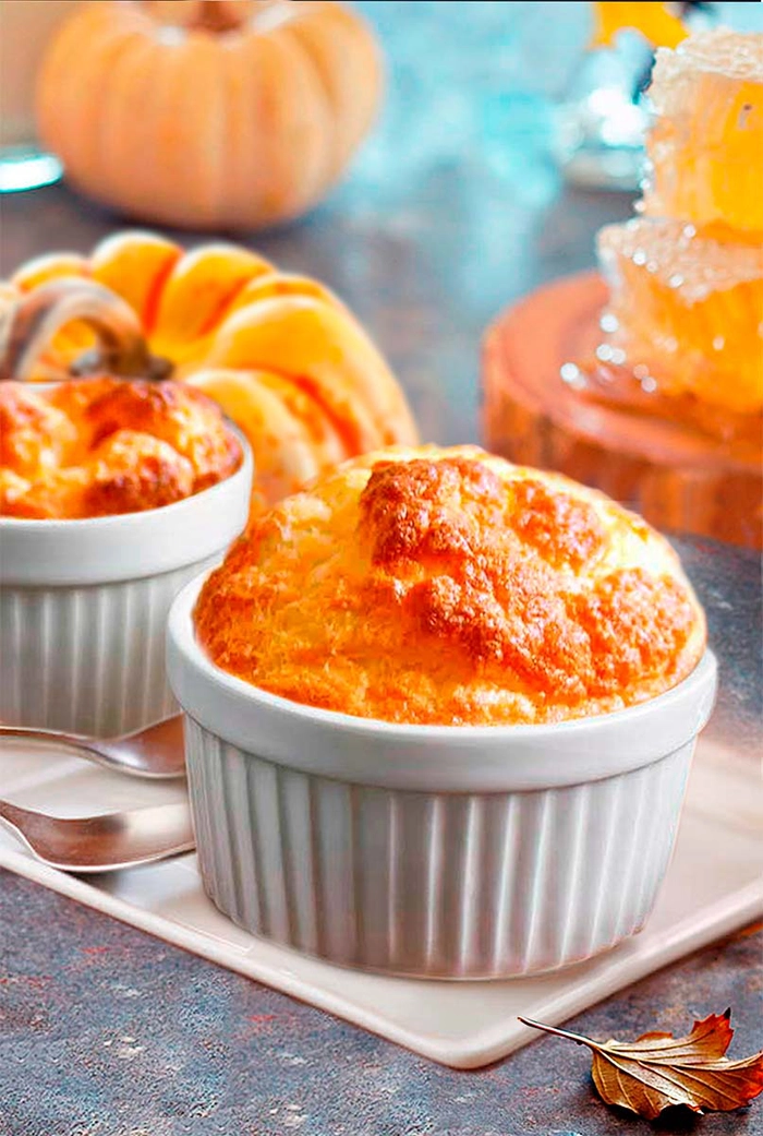 mai multe recipiente cu sufleu de dovleac pe o masa