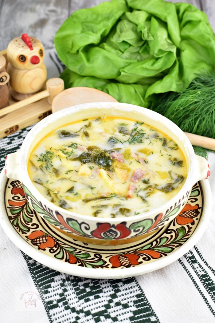 un bol cu ciorba de salata pe o masa