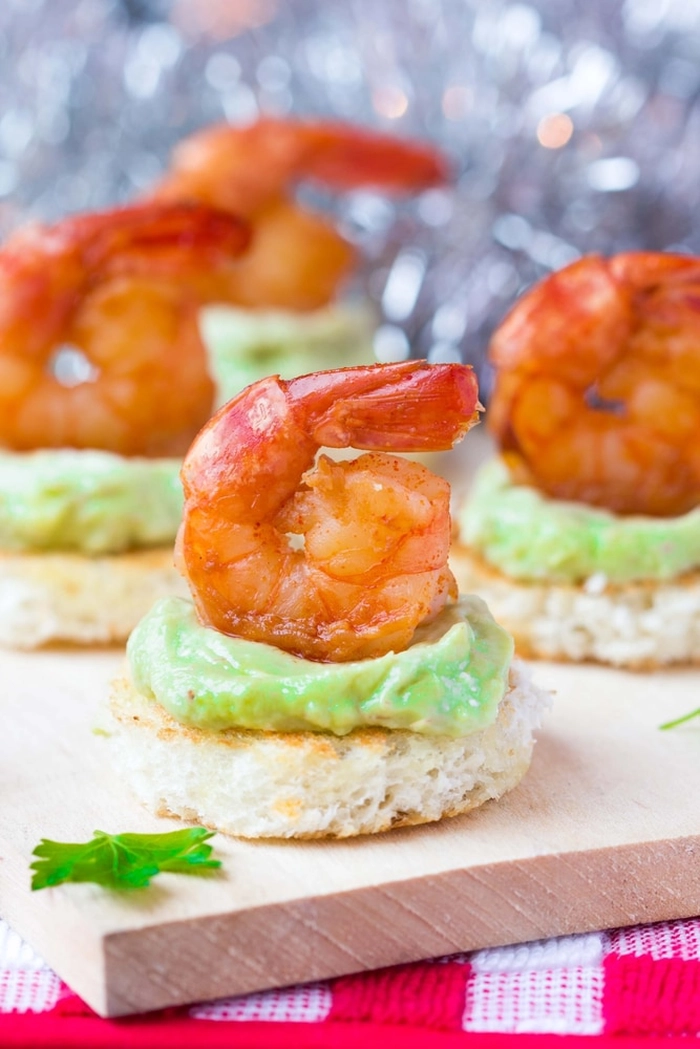aperitive din creveti si pasta de avocado pe o farfurie