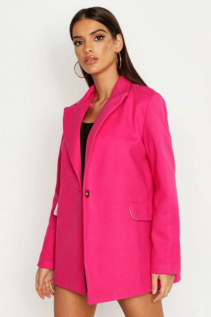 femeie in costum fuchsia