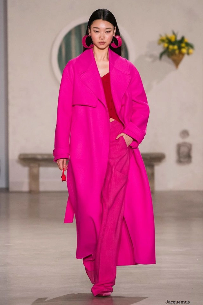 femeie in tinuta fuchsia