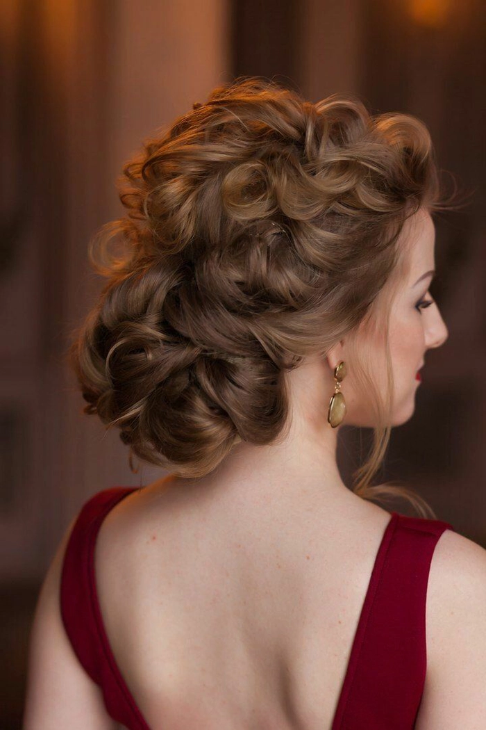 femeie cu par lung coafata