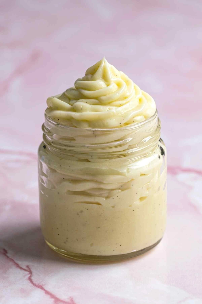 crema de oua pe aburi intr-un recipient