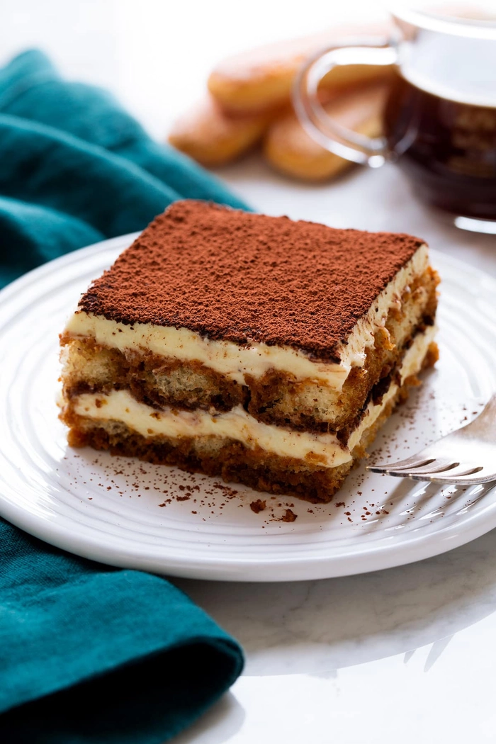 tort tiramisu pe o farfurie langa o furculita