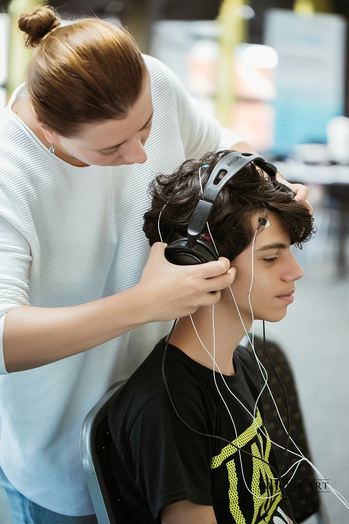 poză cu un tânăr care beneficiază de terapia neurofeedback