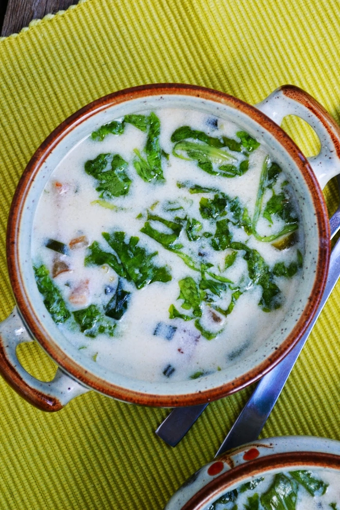 un bol cu ciorba de salata pe o masa