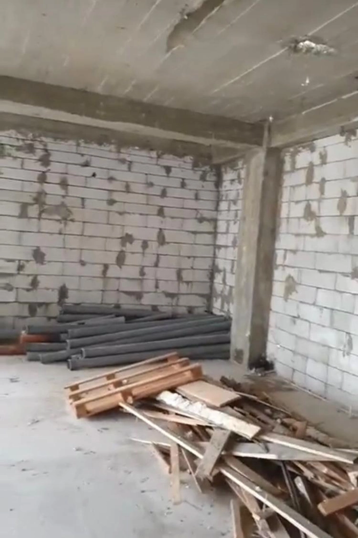 Lemne si materiale de constructii pe jos in interiorul cladirii