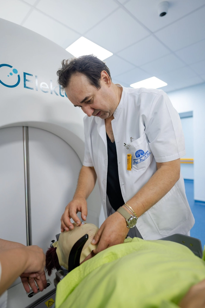  o imagine cu dr. Lucian Eva in usa Laboratorului de Radiochirurgie Stereotactică de tip Gamma Knife 