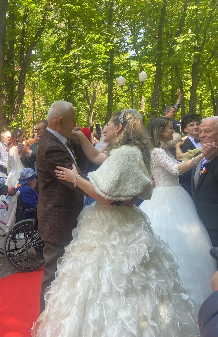 poză bătrâna în scaun cu rotile
