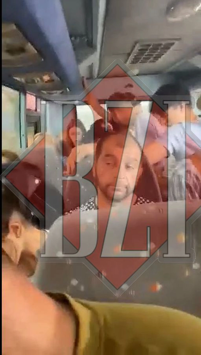 oameni in autobuz