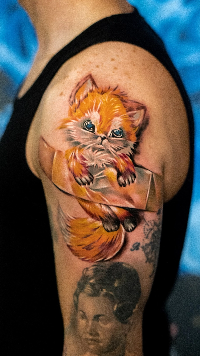tatuaj color pe brat cu o pisica