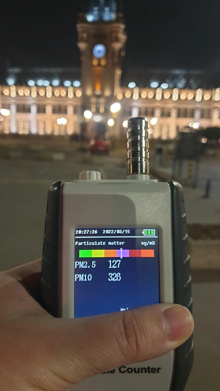 un senzor de APM in mainile unei persoane