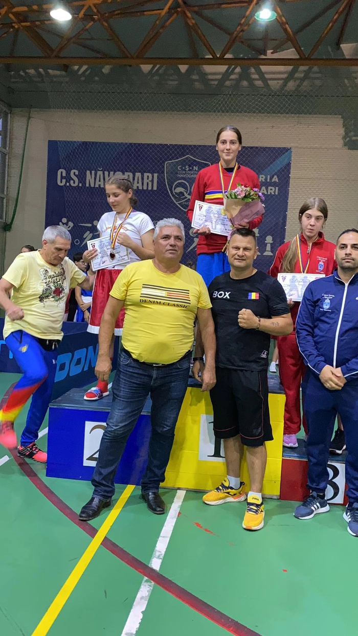 Alex Radu Romantov alaturi de alte persoane printre care antrenorul Radu Zarif si trei campioane la box