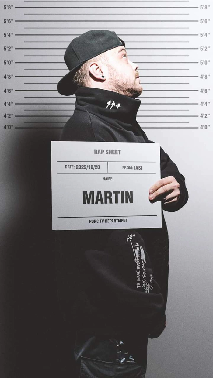 Ionut Martinescu cu un afis in mana