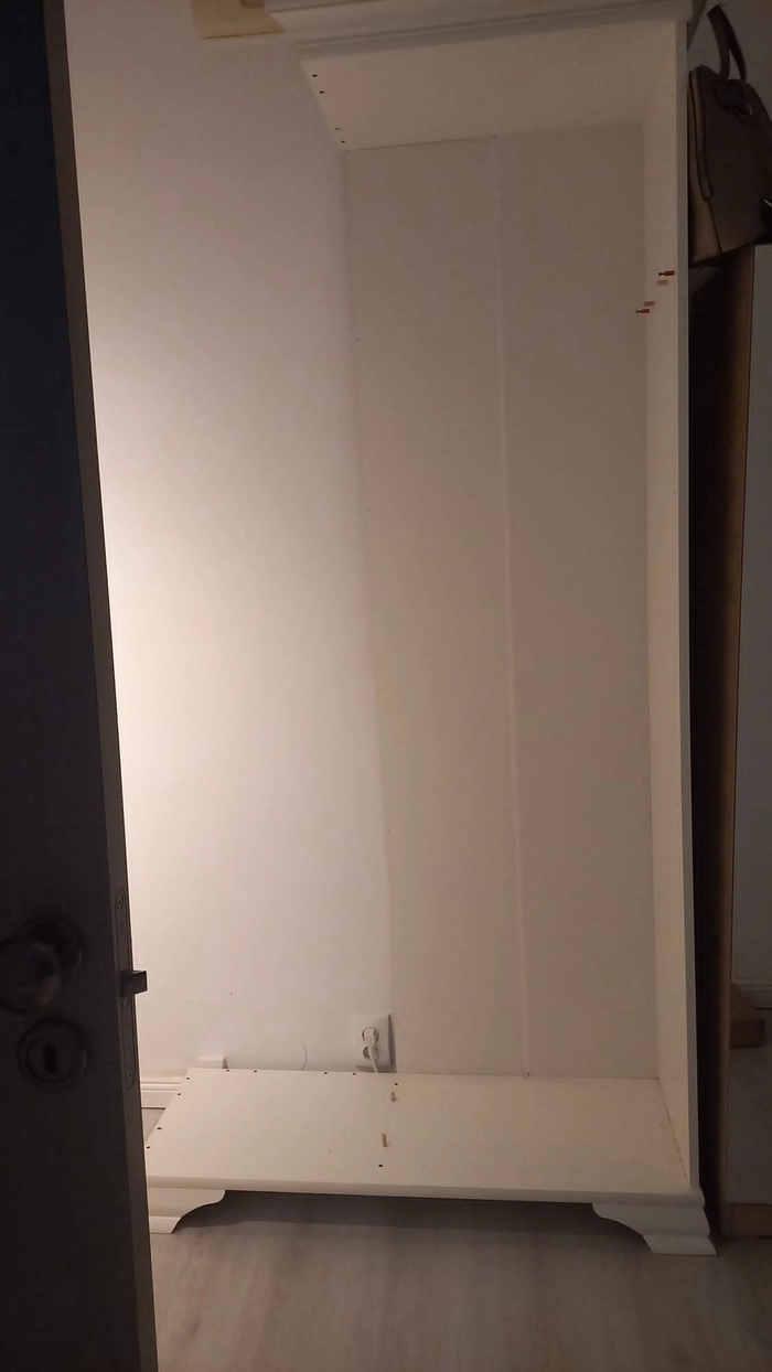 O poza cu o parte din mobilier