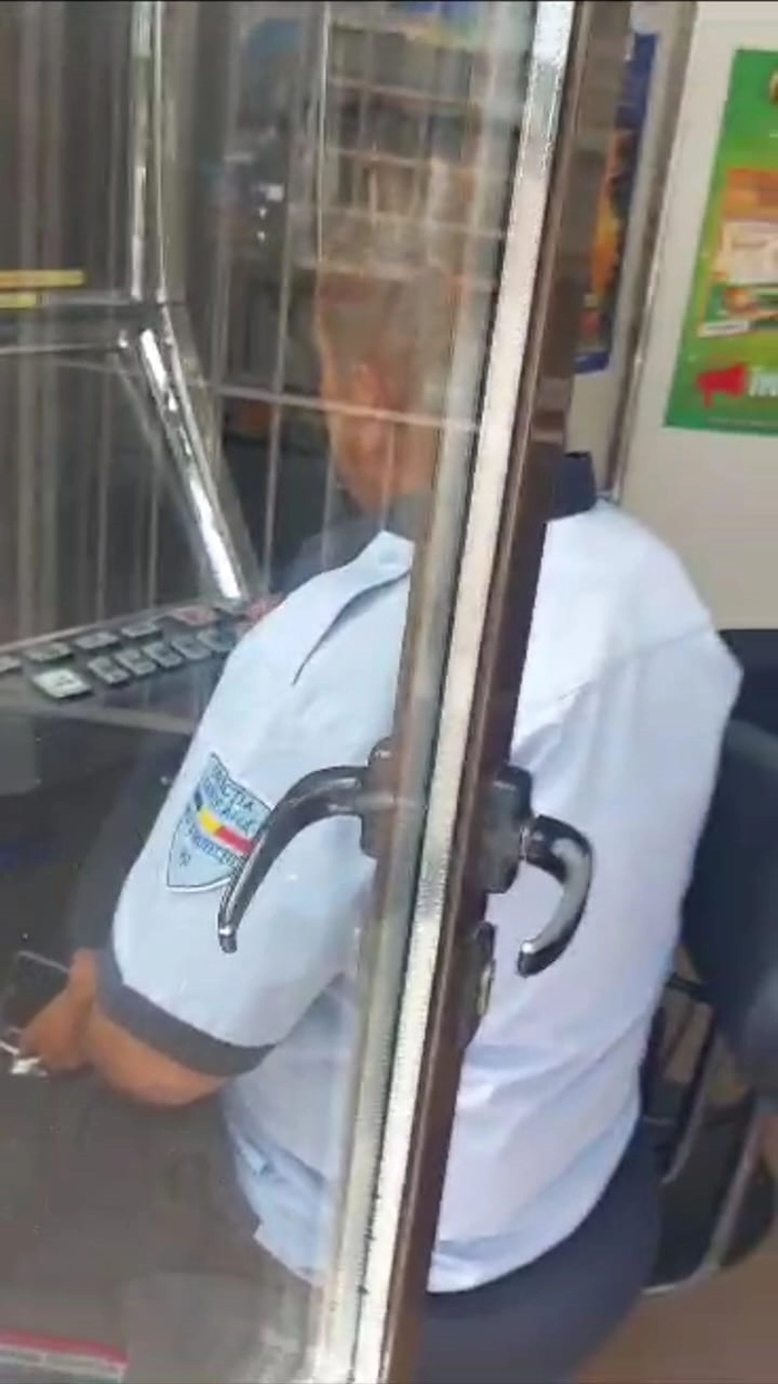 o poză cu polițistul la păcănele
