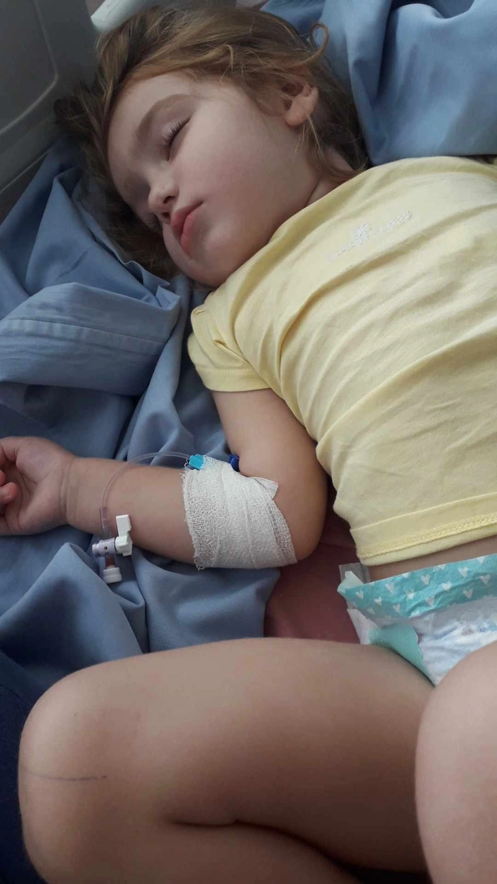 poză cu Anastasie, copila în vârstă de doi ani, diagnostucată cu boala Leight