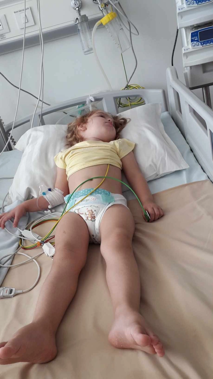 poză cu Anastasie, copila în vârstă de doi ani, diagnostucată cu boala Leight