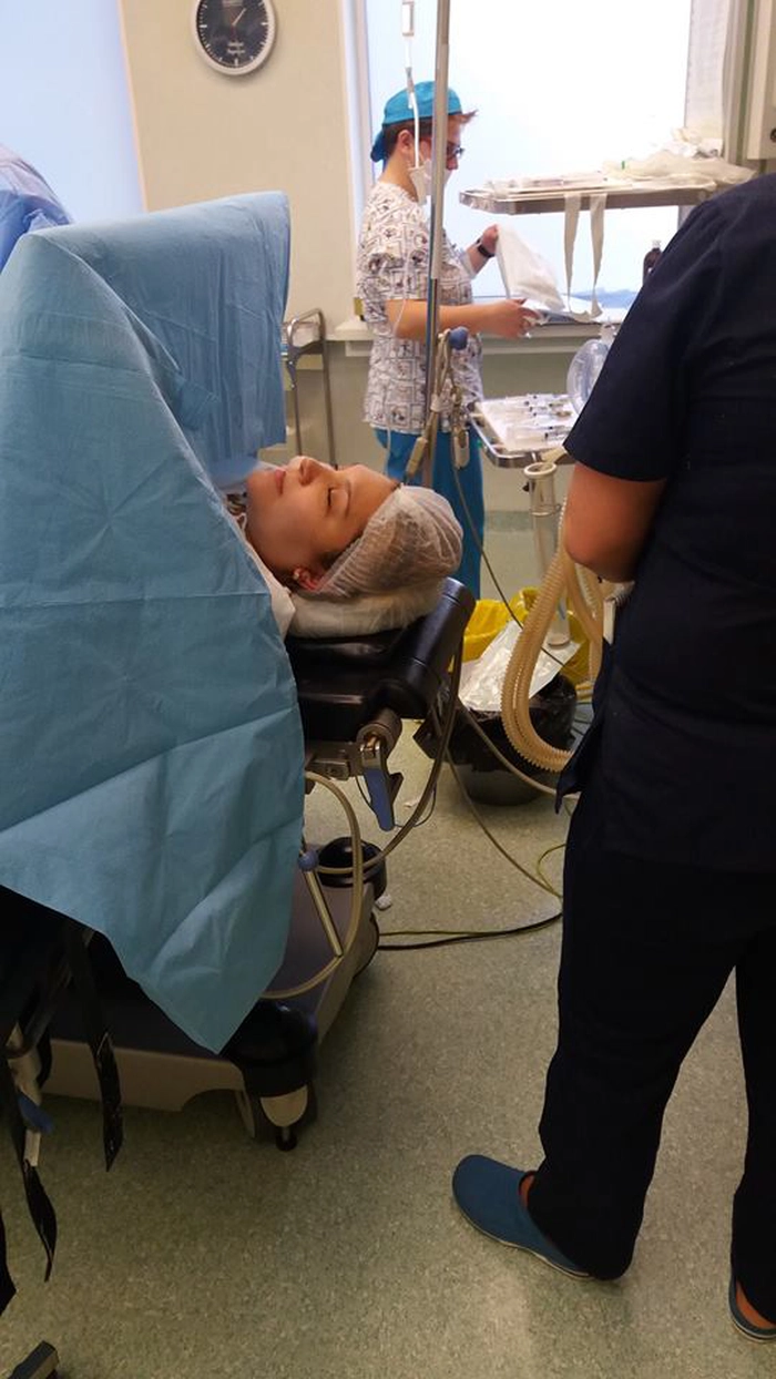 poză cu o femeie în sala de operație
