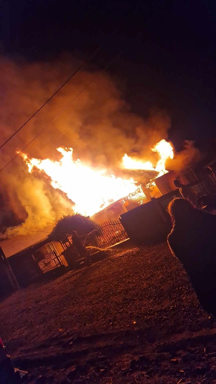 poză cu casa care a luat foc
