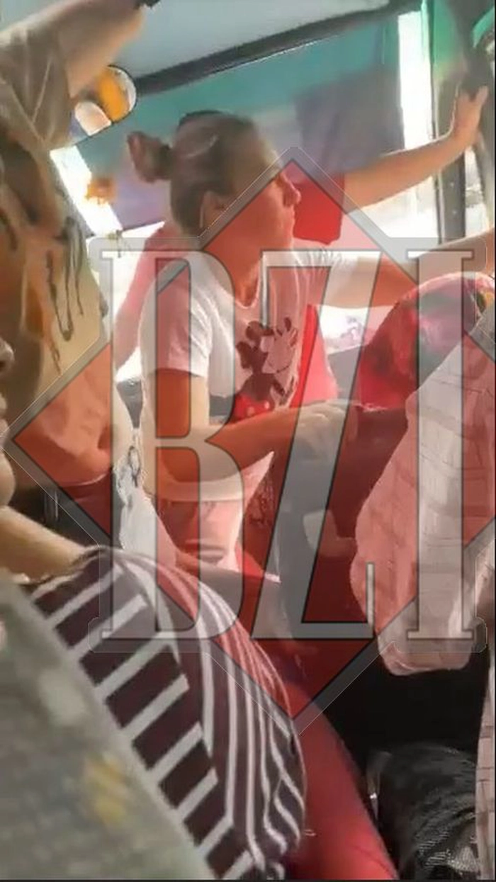 persoane in autobuz