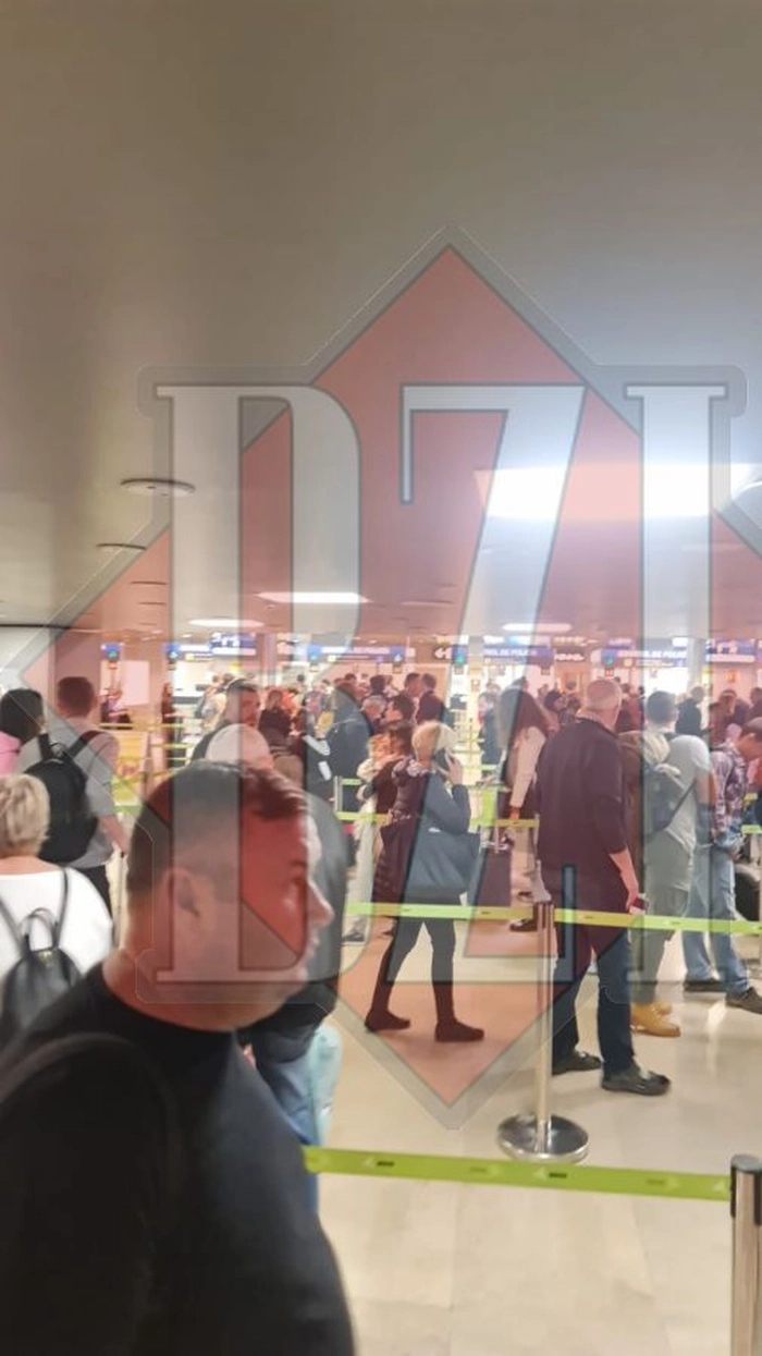 persoane asteptand la aeroport