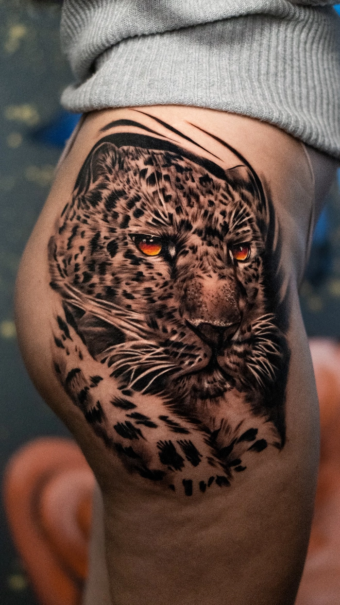 tatuaj pe coapsa cu o felina de talie mare