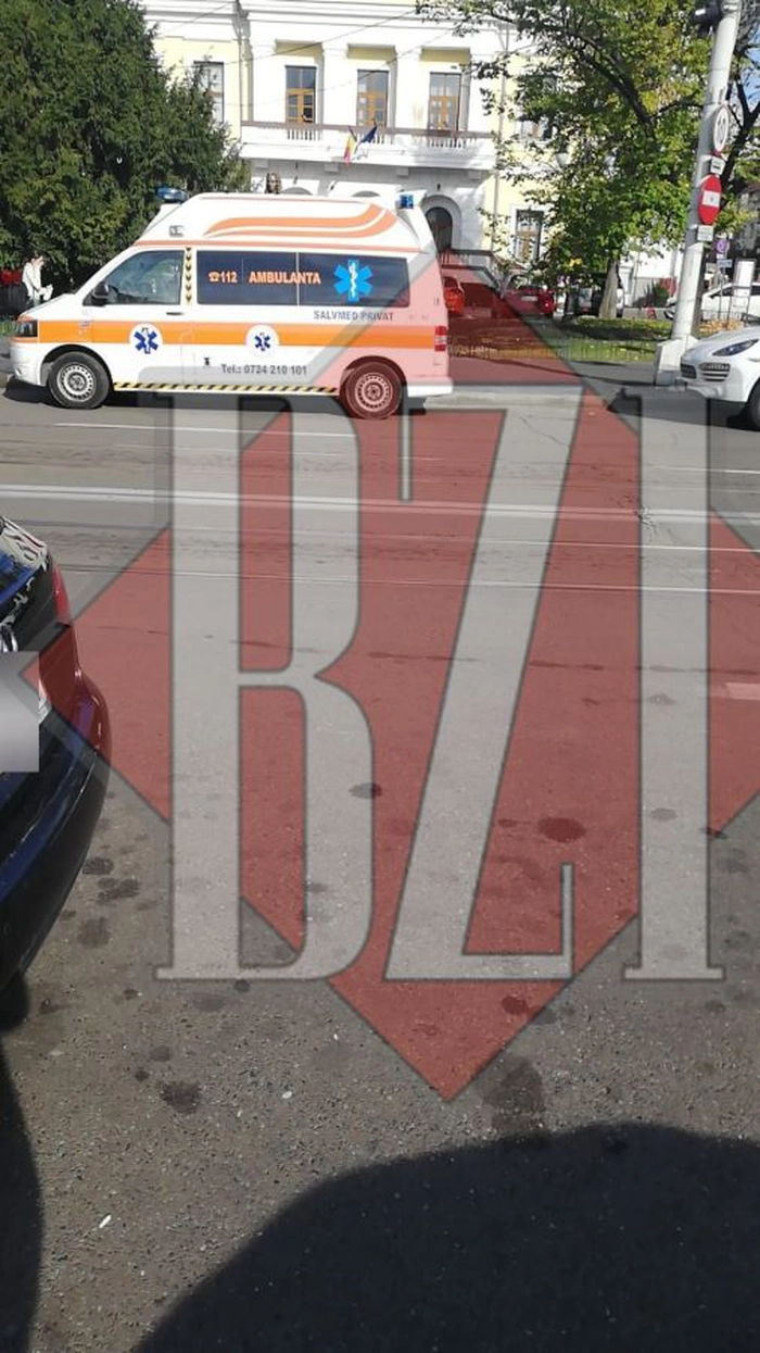 o imagine cu ambulanta parcata pe interzis