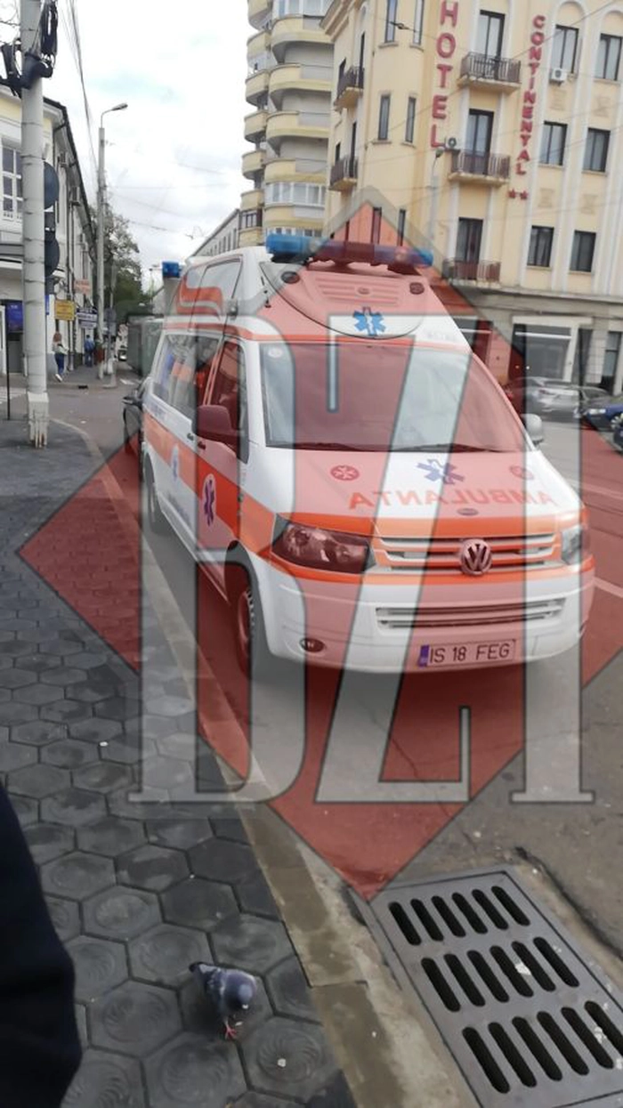  o imagine cu ambulanta parcata pe interzis