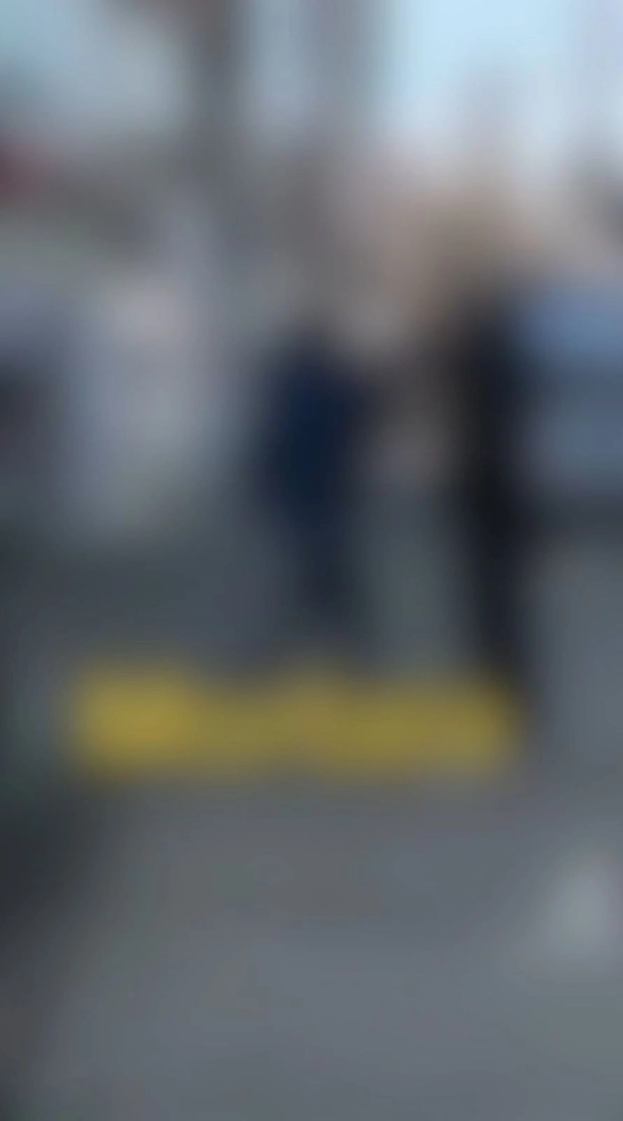 o poză cu agresorul lovind un bătrân